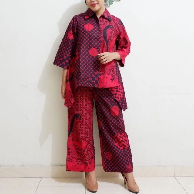 Inspirasi Tampil Meriah dengan Batik Merah. Dipakai Kondangan atau Perayaan Serba Wah 20