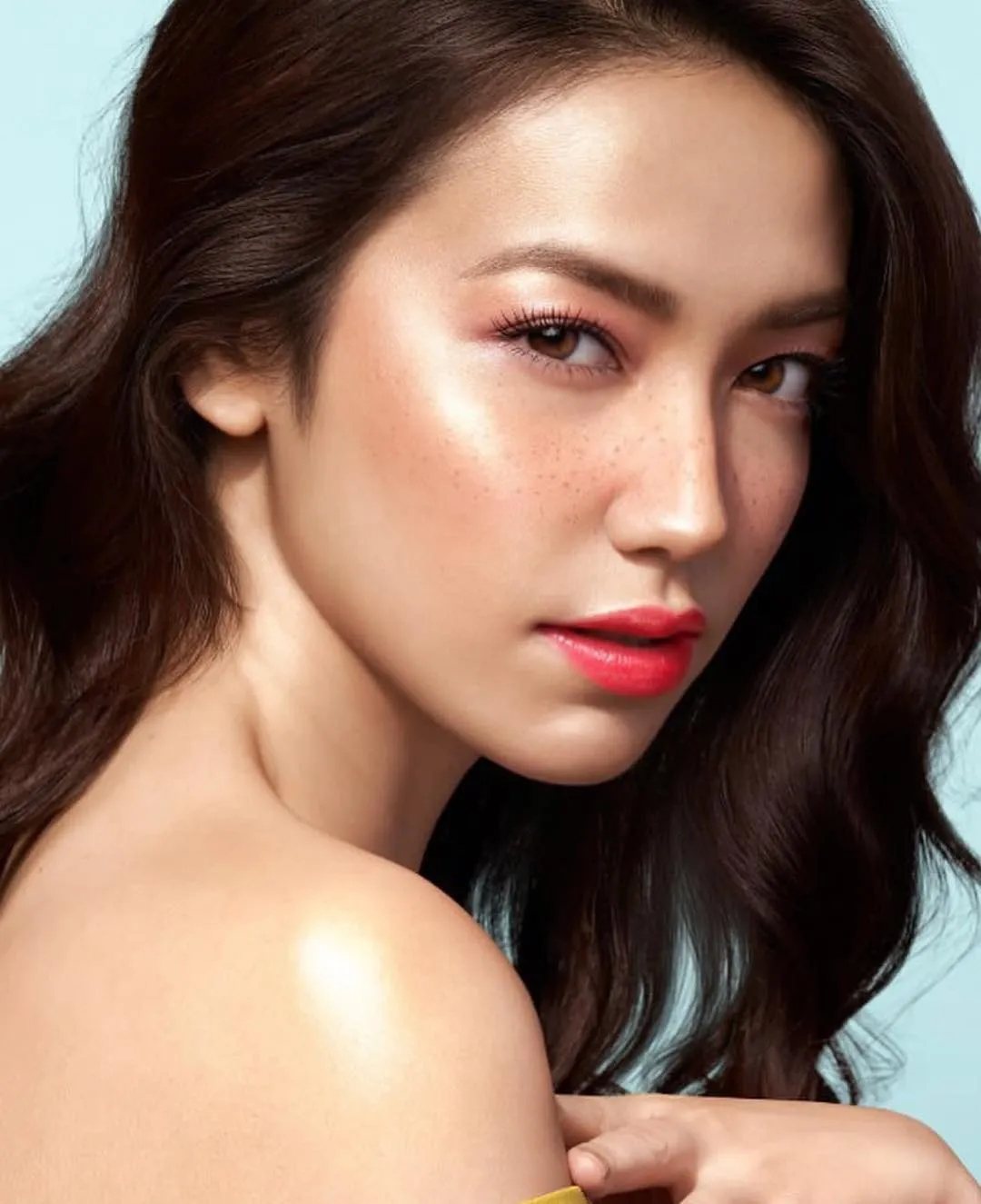 13 Artis yang Ikutan Pakai Makeup Freckles, Bahkan Ada yang Aslinya Gitu. Seger Banget Nggak Sih? 23
