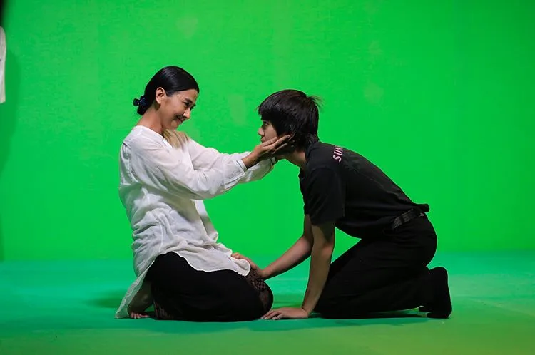 10+ Potret Serunya Proses Syuting Bumi Manusia bareng Aktor-aktornya. Makin Penasaran Nggak nih? 23