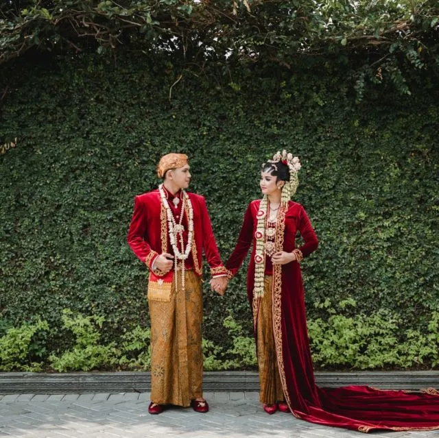 13+ Kumpulan Pengantin Jawa Memakai Kebaya Beledu. Tampak Mriyayeni Bak Pasangan Ningrat 24