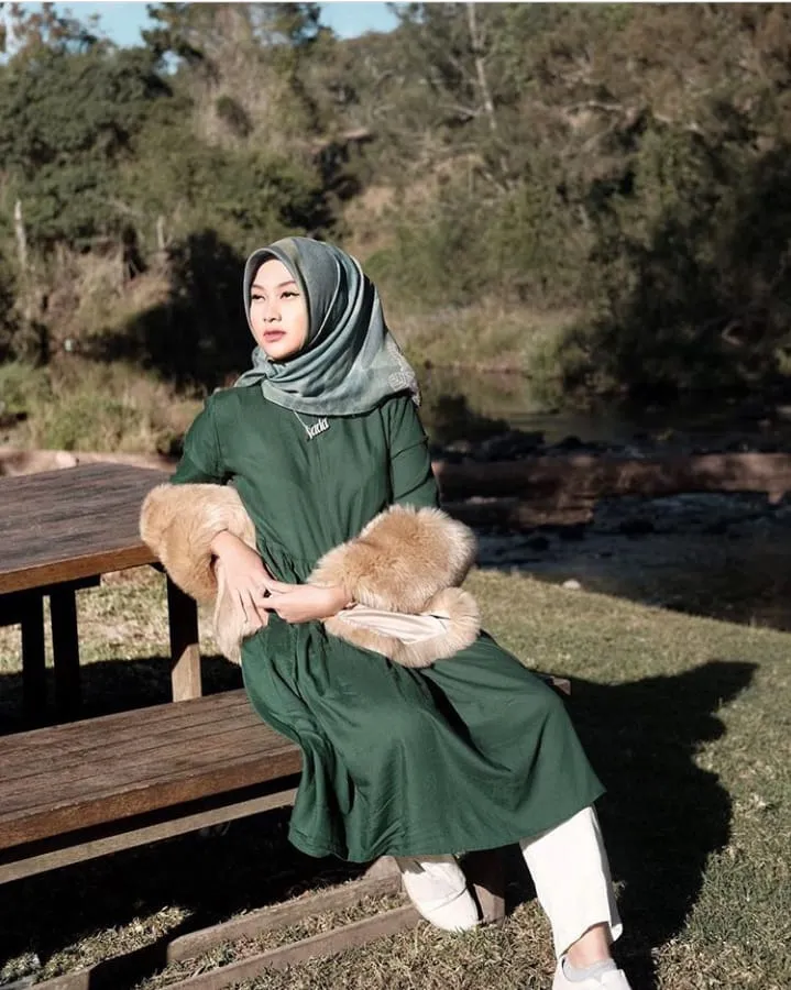 Santai, Sopan Sekaligus Nyaman. 15+ Gaya Fesyen Hijab Ala Indah Nada Puspita Ini Layak Jadi Panutan! 27
