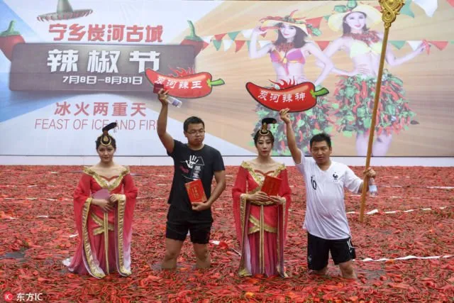 8 Potret Keseruan Lomba Makan Cabai di Cina. Sampai Pakai Berendam di Lautan Cabai Segala 15