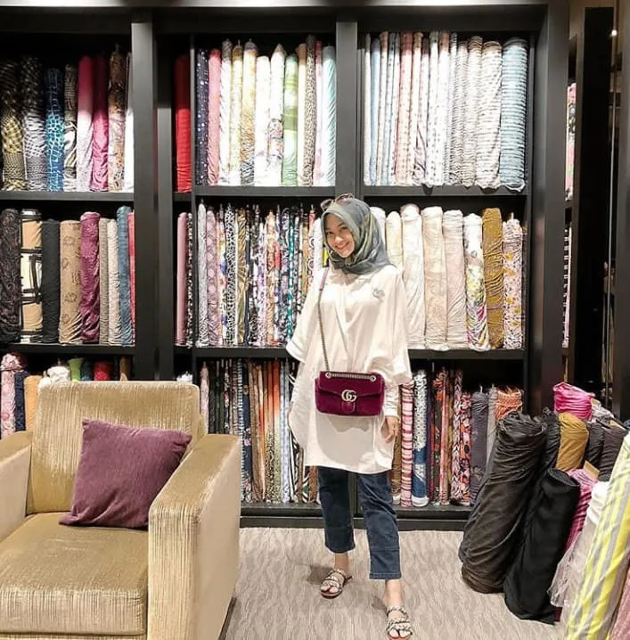 Santai, Sopan Sekaligus Nyaman. 15+ Gaya Fesyen Hijab Ala Indah Nada Puspita Ini Layak Jadi Panutan! 33