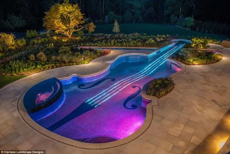 10 Kolam Renang dengan Bentuk Paling Lucu dan Unik di Dunia. Favoritmu yang Mana? 17