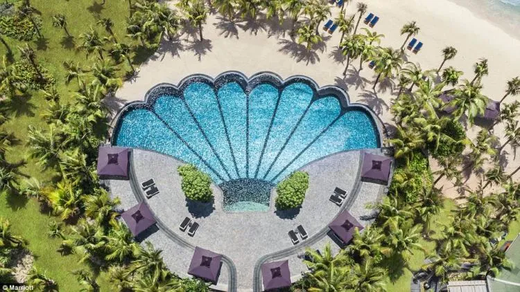 10 Kolam Renang dengan Bentuk Paling Lucu dan Unik di Dunia. Favoritmu yang Mana? 13