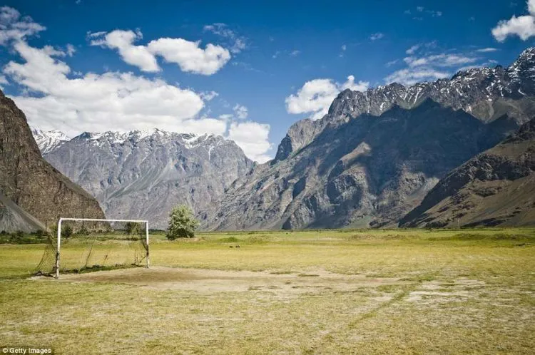 10 Lapangan Bola dengan Pemandangan Paling Menakjubkan di Dunia 15