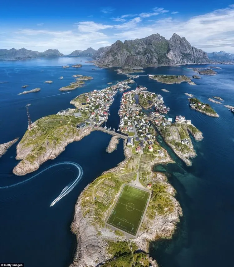 10 Lapangan Bola dengan Pemandangan Paling Menakjubkan di Dunia 16