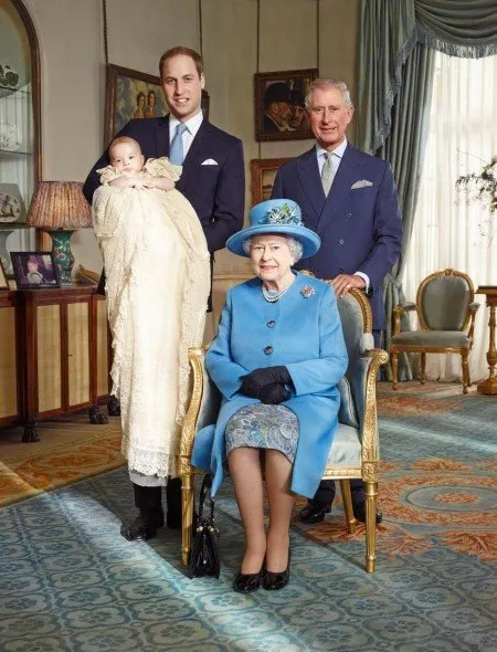13 Potret Momen Baptisan Prince Louis of Cambridge. Mulai dari Gaun Cantik Hingga Fashion Kate Middleton 27