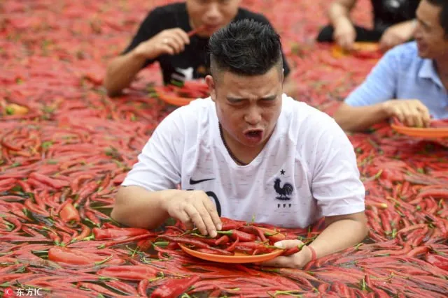8 Potret Keseruan Lomba Makan Cabai di Cina. Sampai Pakai Berendam di Lautan Cabai Segala 14