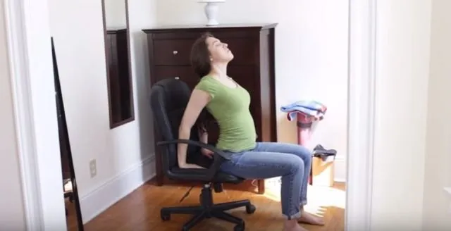 7 Gerakan Yoga Sederhana yang Bisa Dilakukan di Kantor. Rasa Capek Bisa Hilang Seketika Lho 11