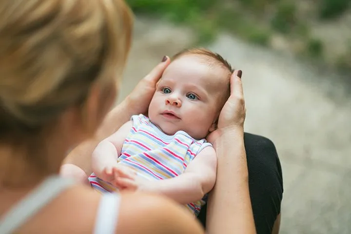 Buat Calon Ibu dan Ayah, Ini Dia Cara Mudah Menggendong Bayi yang Baru Lahir! 10