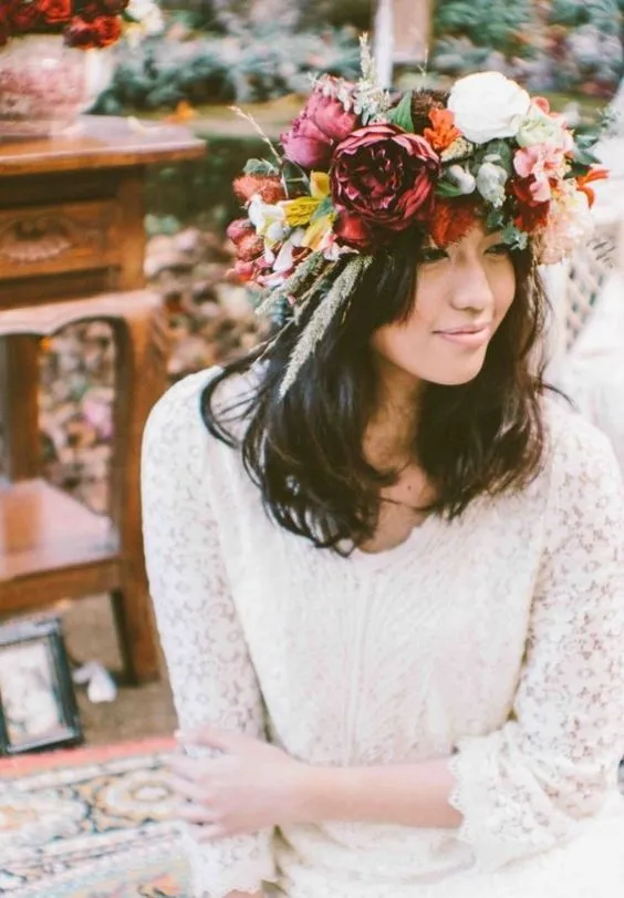 13+ Inspirasi Bridal Hair Do dengan Aksesori Bunga yang Memesona. Tanpa Mahkota, Tetap Terpancar Auranya 21