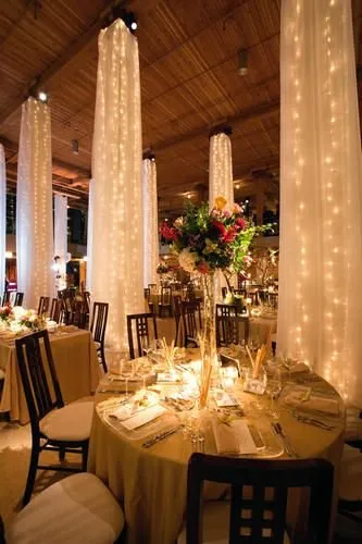 12+ Inspirasi Indoor Lighting untuk Resepsi Pernikahanmu. Biar Kata Dekorasi Minimal, Pencahayaan Tetap Maksimal! 16