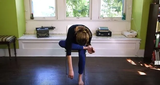 7 Gerakan Yoga Sederhana yang Bisa Dilakukan di Kantor. Rasa Capek Bisa Hilang Seketika Lho 12