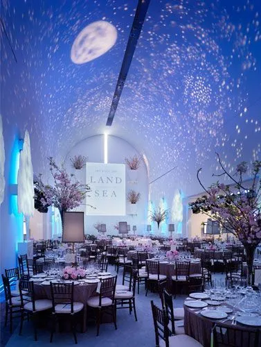 12+ Inspirasi Indoor Lighting untuk Resepsi Pernikahanmu. Biar Kata Dekorasi Minimal, Pencahayaan Tetap Maksimal! 17