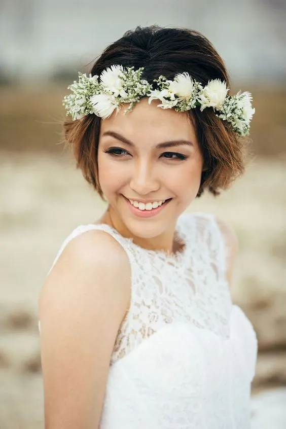 13+ Inspirasi Bridal Hair Do dengan Aksesori Bunga yang Memesona. Tanpa Mahkota, Tetap Terpancar Auranya 20