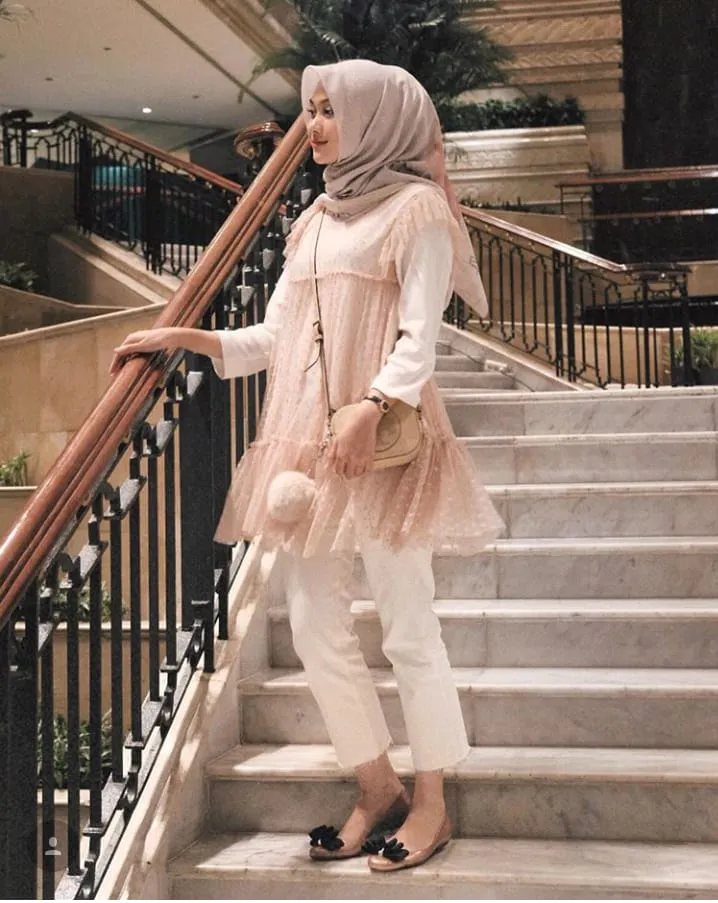 Santai, Sopan Sekaligus Nyaman. 15+ Gaya Fesyen Hijab Ala Indah Nada Puspita Ini Layak Jadi Panutan! 24