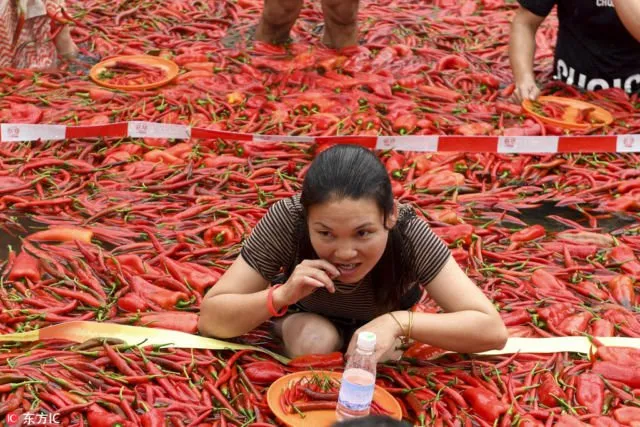 8 Potret Keseruan Lomba Makan Cabai di Cina. Sampai Pakai Berendam di Lautan Cabai Segala 12