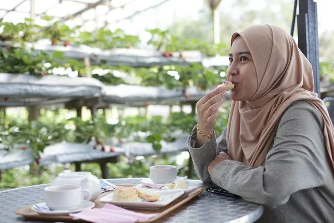 10 Perjuangan yang Sering Banget Dialami Cewek Berhijab. Mau Bagaimanapun, Harus Tetap Tabah! :