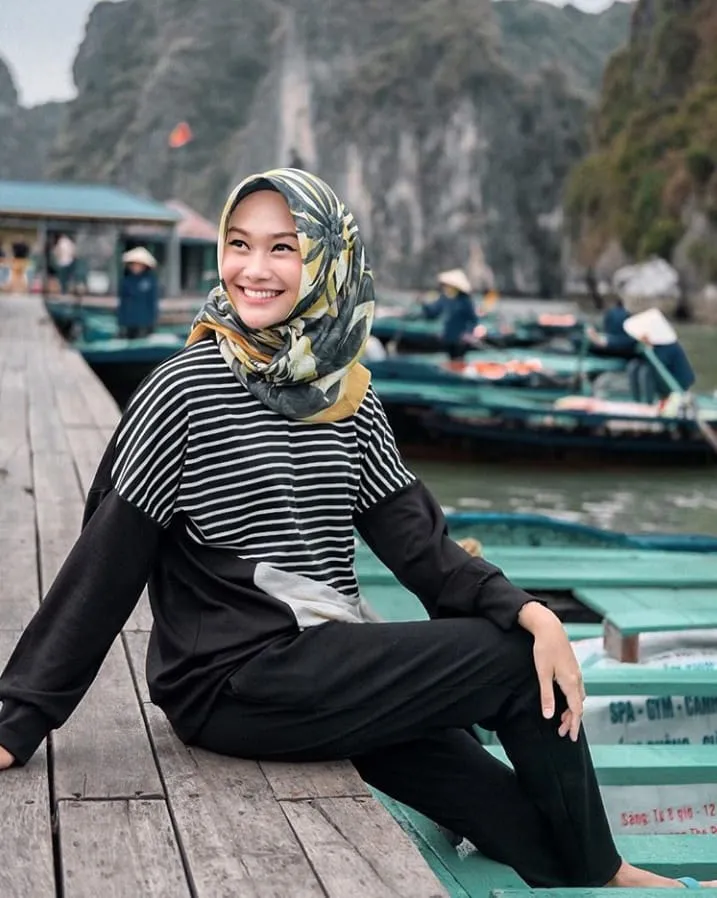 Santai, Sopan Sekaligus Nyaman. 15+ Gaya Fesyen Hijab Ala Indah Nada Puspita Ini Layak Jadi Panutan! 23