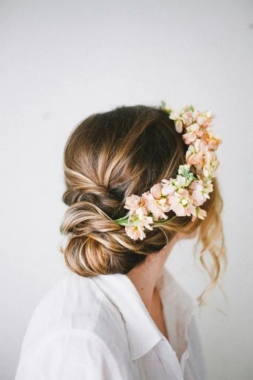 13+ Inspirasi Bridal Hair Do dengan Aksesori Bunga yang Memesona. Tanpa Mahkota, Tetap Terpancar Auranya 16
