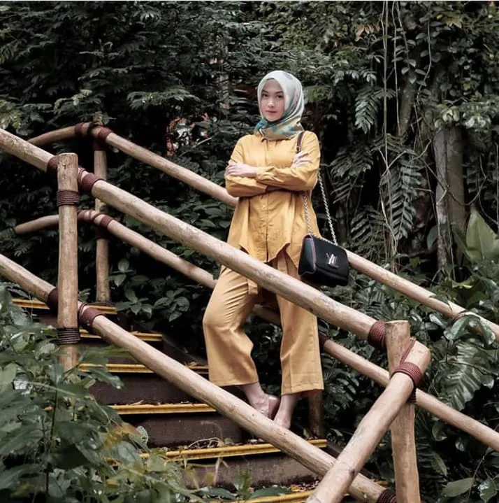 Santai, Sopan Sekaligus Nyaman. 15+ Gaya Fesyen Hijab Ala Indah Nada Puspita Ini Layak Jadi Panutan! 30