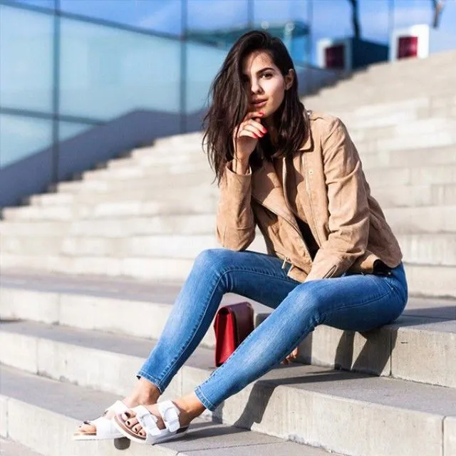 10 Style Kece dengan Sandal Ini Bisa Banget Disontek. Terutama Kalau Kamu Malas Pakai Sepatu 14