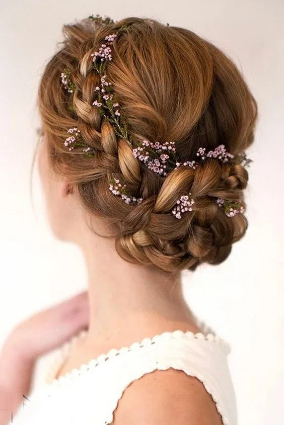 13+ Inspirasi Bridal Hair Do dengan Aksesori Bunga yang Memesona. Tanpa Mahkota, Tetap Terpancar Auranya 15
