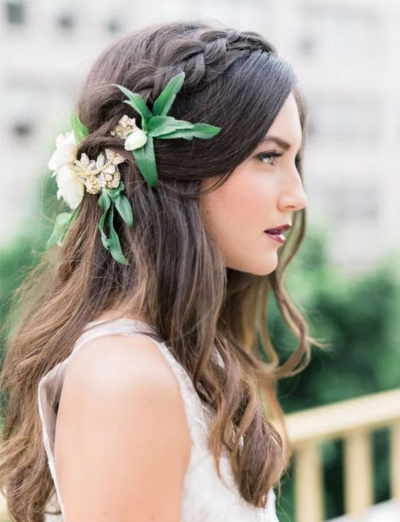 13+ Inspirasi Bridal Hair Do dengan Aksesori Bunga yang Memesona. Tanpa Mahkota, Tetap Terpancar Auranya 26