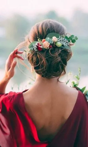 13+ Inspirasi Bridal Hair Do dengan Aksesori Bunga yang Memesona. Tanpa Mahkota, Tetap Terpancar Auranya 18