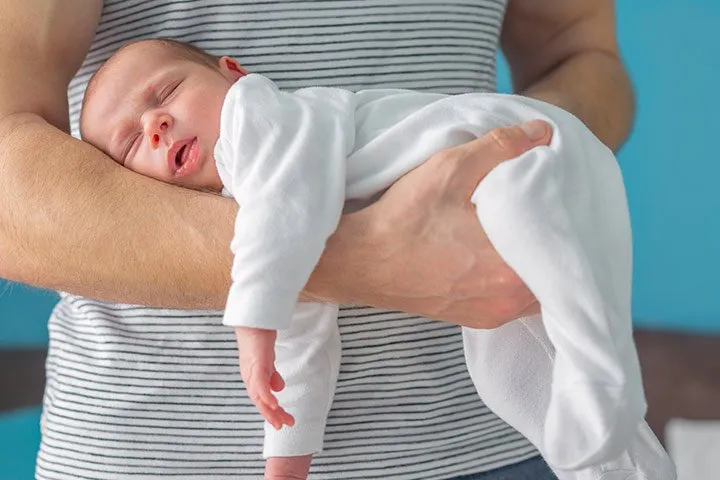 Buat Calon Ibu dan Ayah, Ini Dia Cara Mudah Menggendong Bayi yang Baru Lahir! 11