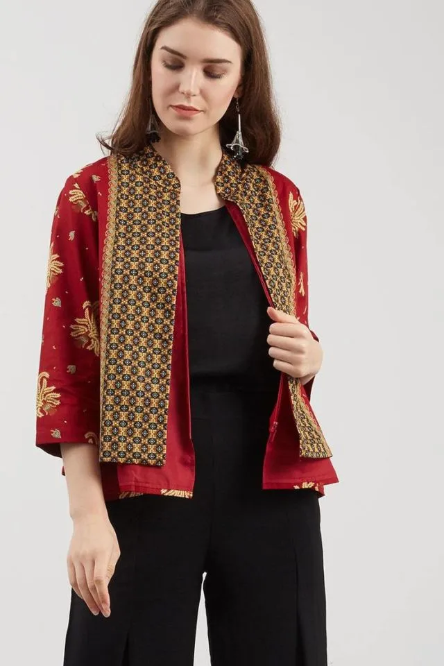 Inspirasi Tampil Meriah dengan Batik Merah. Dipakai Kondangan atau Perayaan Serba Wah 17