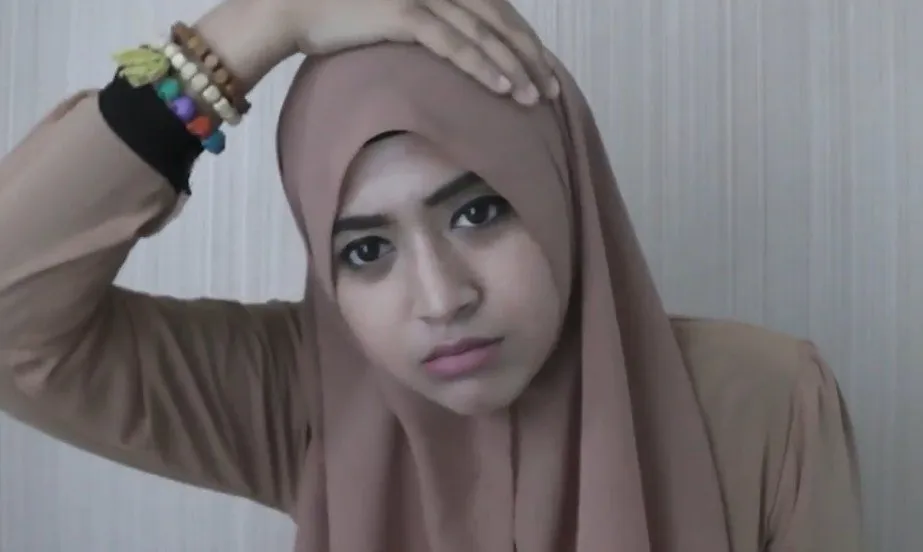 10 Perjuangan yang Sering Banget Dialami Cewek Berhijab. Mau Bagaimanapun, Harus Tetap Tabah! :