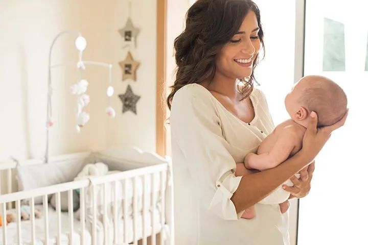Buat Calon Ibu dan Ayah, Ini Dia Cara Mudah Menggendong Bayi yang Baru Lahir! 9