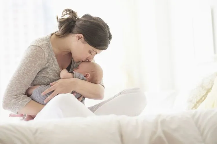 Buat Calon Ibu dan Ayah, Ini Dia Cara Mudah Menggendong Bayi yang Baru Lahir! 7