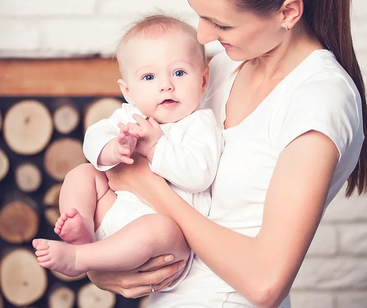 Buat Calon Ibu dan Ayah, Ini Dia Cara Mudah Menggendong Bayi yang Baru Lahir! 12