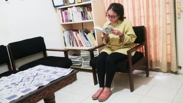 7 Karakter Asli Cewek Dilihat dari Caranya Duduk. Kamu Termasuk yang Mana? 8