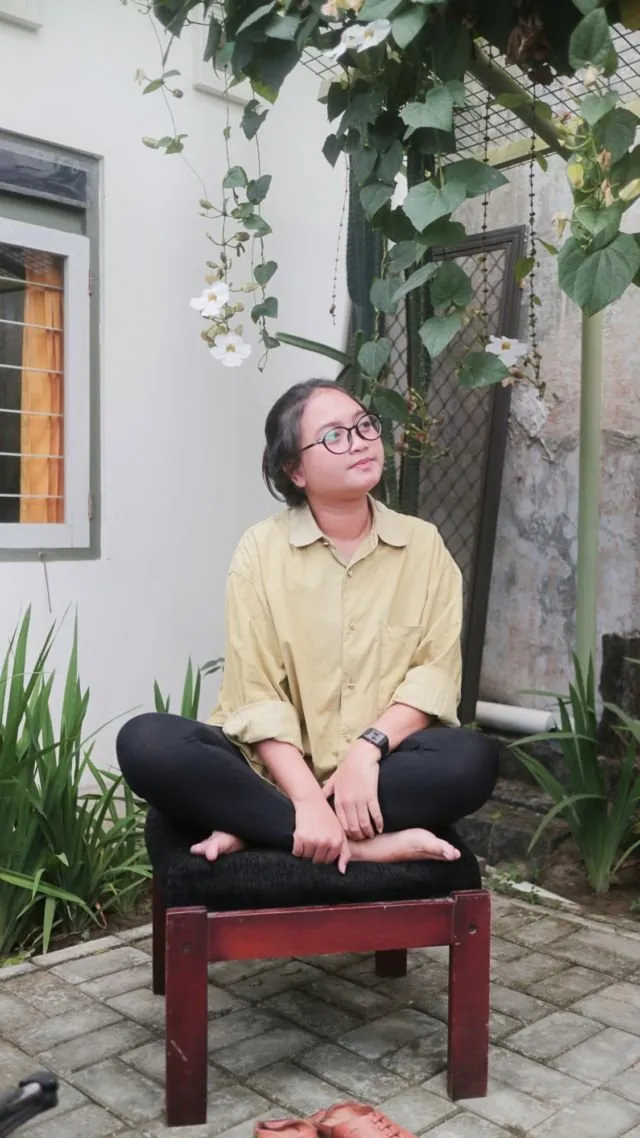 7 Karakter Asli Cewek Dilihat dari Caranya Duduk. Kamu Termasuk yang Mana? 14