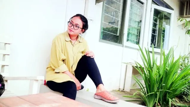 7 Karakter Asli Cewek Dilihat dari Caranya Duduk. Kamu Termasuk yang Mana? 11