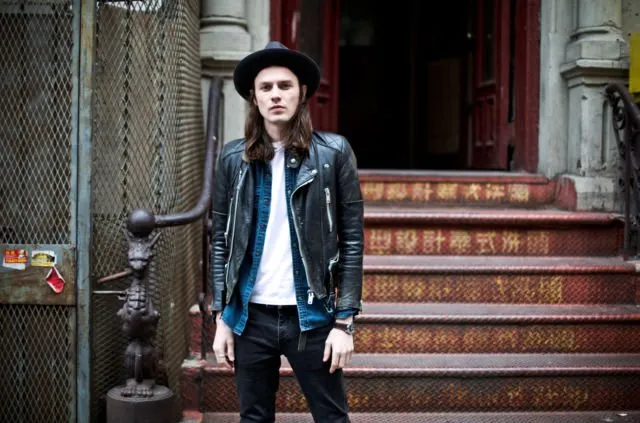 7 Kunci Maskulin Ala James Bay, Cowok Tinggi Kurus Juga Bisa Bikin Meleleh Lewat Tampilan 14