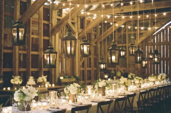 12+ Inspirasi Indoor Lighting untuk Resepsi Pernikahanmu. Biar Kata Dekorasi Minimal, Pencahayaan Tetap Maksimal! 25