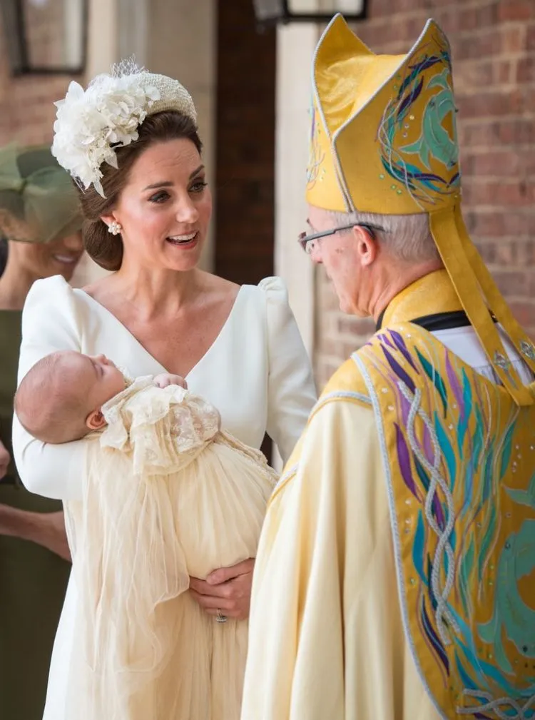 13 Potret Momen Baptisan Prince Louis of Cambridge. Mulai dari Gaun Cantik Hingga Fashion Kate Middleton 19