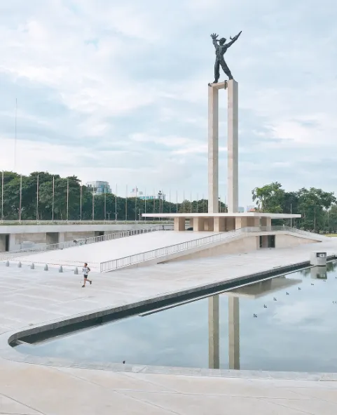 10 Foto Taman Lapangan Banteng yang Instagramable Banget. Cocok Buat Menunggu Senja di Jakarta! 16