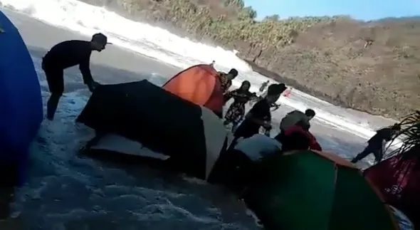 Hati-Hati Berkemah di Tepi Pantai. Laut Selatan Pasang, Puluhan Tenda Diterjang Ombak Besar! 3