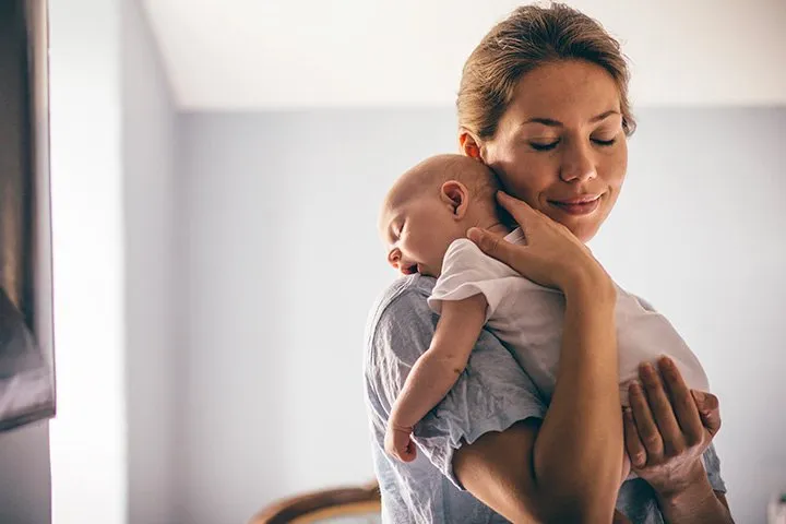 Buat Calon Ibu dan Ayah, Ini Dia Cara Mudah Menggendong Bayi yang Baru Lahir! 8