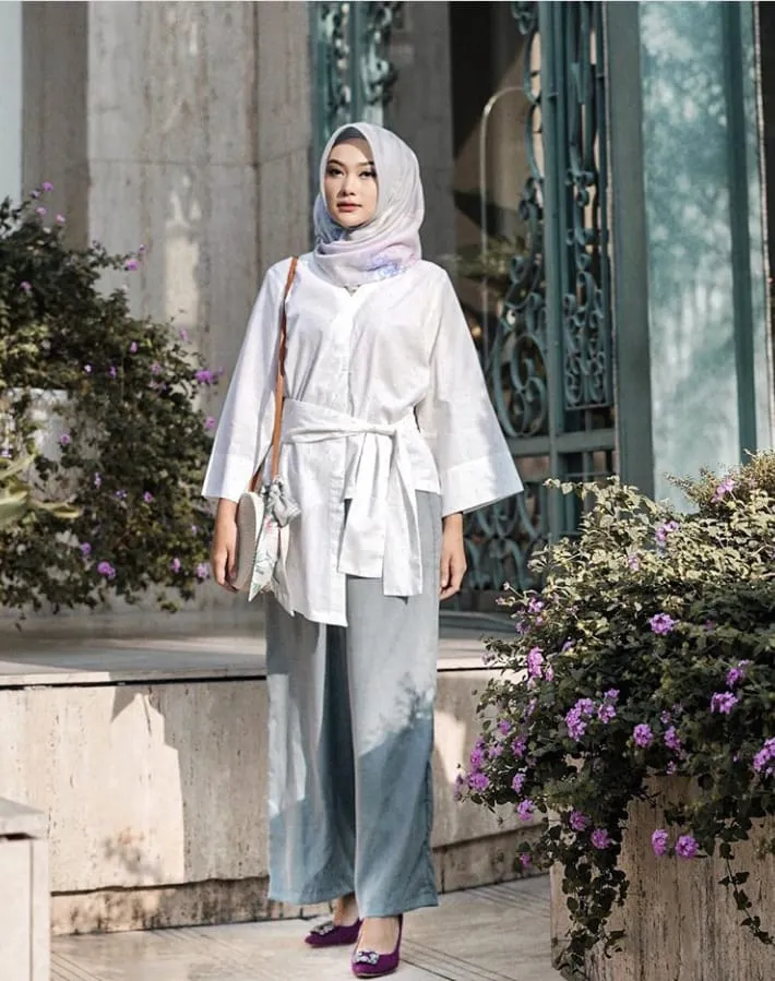 Santai, Sopan Sekaligus Nyaman. 15+ Gaya Fesyen Hijab Ala Indah Nada Puspita Ini Layak Jadi Panutan! 21