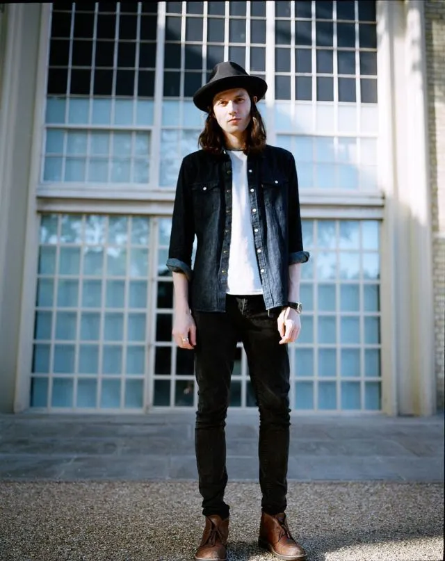 7 Kunci Maskulin Ala James Bay, Cowok Tinggi Kurus Juga Bisa Bikin Meleleh Lewat Tampilan 8