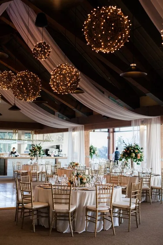 12+ Inspirasi Indoor Lighting untuk Resepsi Pernikahanmu. Biar Kata Dekorasi Minimal, Pencahayaan Tetap Maksimal! 18