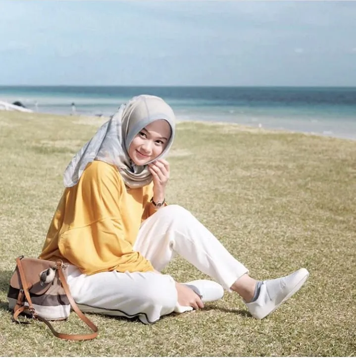 Santai, Sopan Sekaligus Nyaman. 15+ Gaya Fesyen Hijab Ala Indah Nada Puspita Ini Layak Jadi Panutan! 25