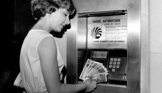 15 Penampakan ATM dari Waktu ke Waktu. Sejak ATM Pertama Dibuat pada Tahun 1967 Hingga Sekarang 18